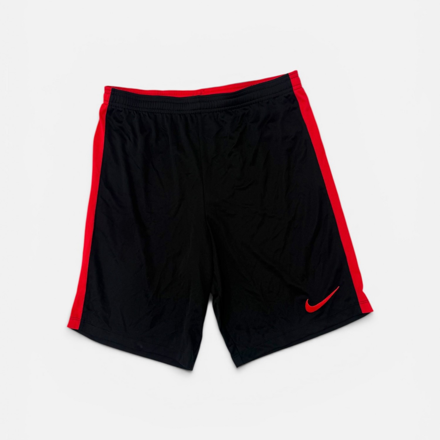 Nike Αθλητικό Σορτς Μαύρο με Κόκκινες Λεπτομέρειες